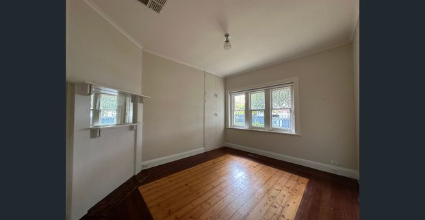 A Spacious Family Home with a Cottage and complete with a Gardener - Photo 1