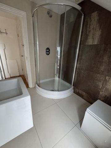 SELF-CONTAINED STUDIO ROOM WITH EN SUITE AND BASIC KITCHEN FACILITIES - Photo 3