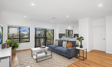 Renovated large family home - nine month lease only - Photo 2