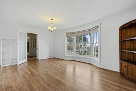 Stylish, comfortable, and perfectly positioned for easy living - Photo 2