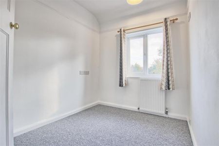 4 bedroom semi-detached house to rent - Photo 3