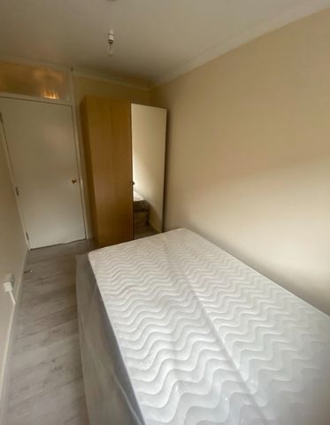 Room in a Shared Flat, William Guy Gardens, E3 - Photo 4
