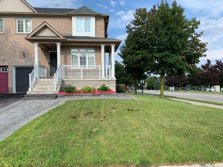 For Lease - 331 Spruce Grove Crescent, Newmarket, Ontario - Photo 2