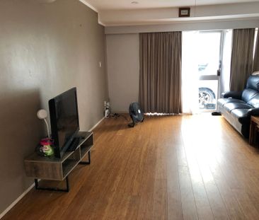 Sunny 3-Bedroom Home - Photo 3