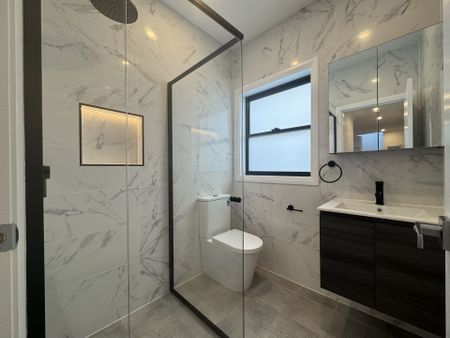 BRAND NEW LUXURY LIVING WITH MOUNTAIN VIEWS! - Photo 4