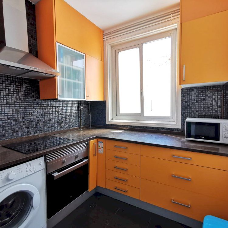 Room with balcony in Redondilla Street - Photo 1