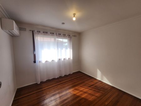 CHARACTER AND COMFORT - Photo 2
