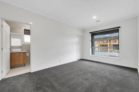 Elegant Family Living in a Prime Wollert Location - Photo 4