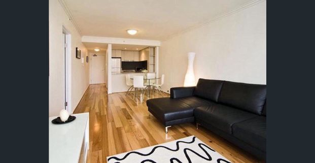 Enjoy living in this contemporary and generously proportioned fully furnished apartment - Photo 1