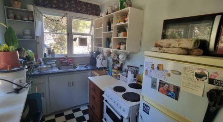 WELL PRESENTED STUDIO FLAT: - Photo 5