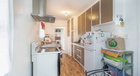 Three bedroom home in Otara! - Photo 5