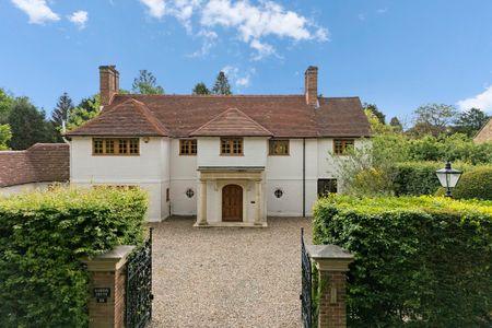 South-Facing Family House on Cobham’s Fairmile Estate - Photo 4