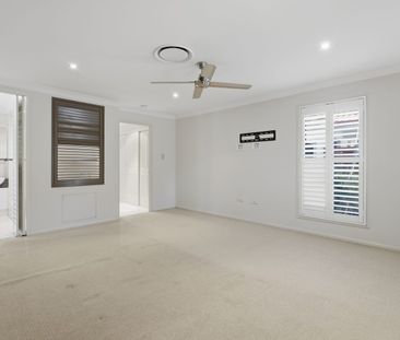 THIS HOME HAS IT ALL - POOL, SHED & MULTIPLE LIVING AREAS - Photo 5