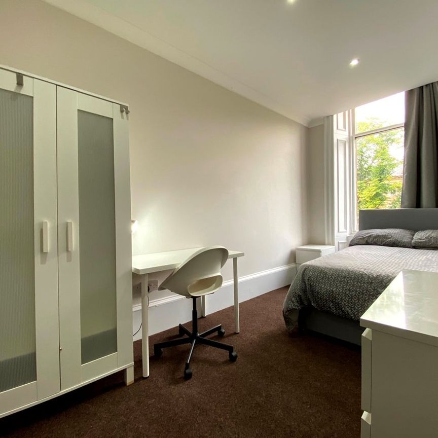 8 Bed Flat, Cecil Street, G12 - Photo 1