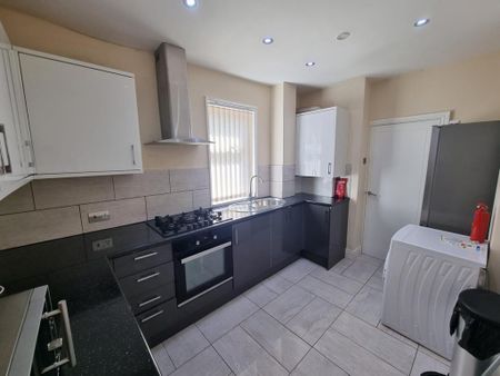 4 bedroom terraced house to rent - Photo 5