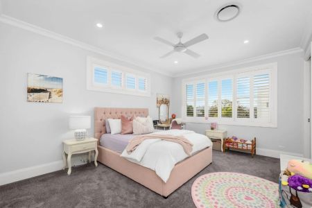 Prestige Living Awaits – 5-Bedroom Waterfront Sanctuary in Hope Island !! - Photo 5