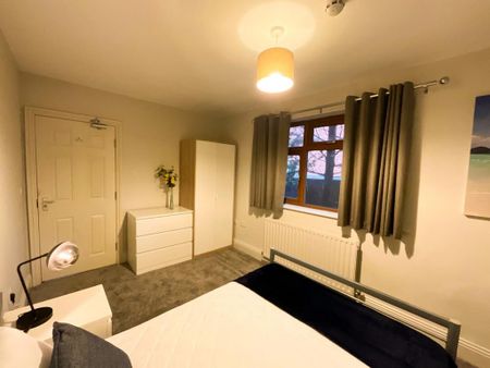 1 bedroom in a house share to rent - Photo 3