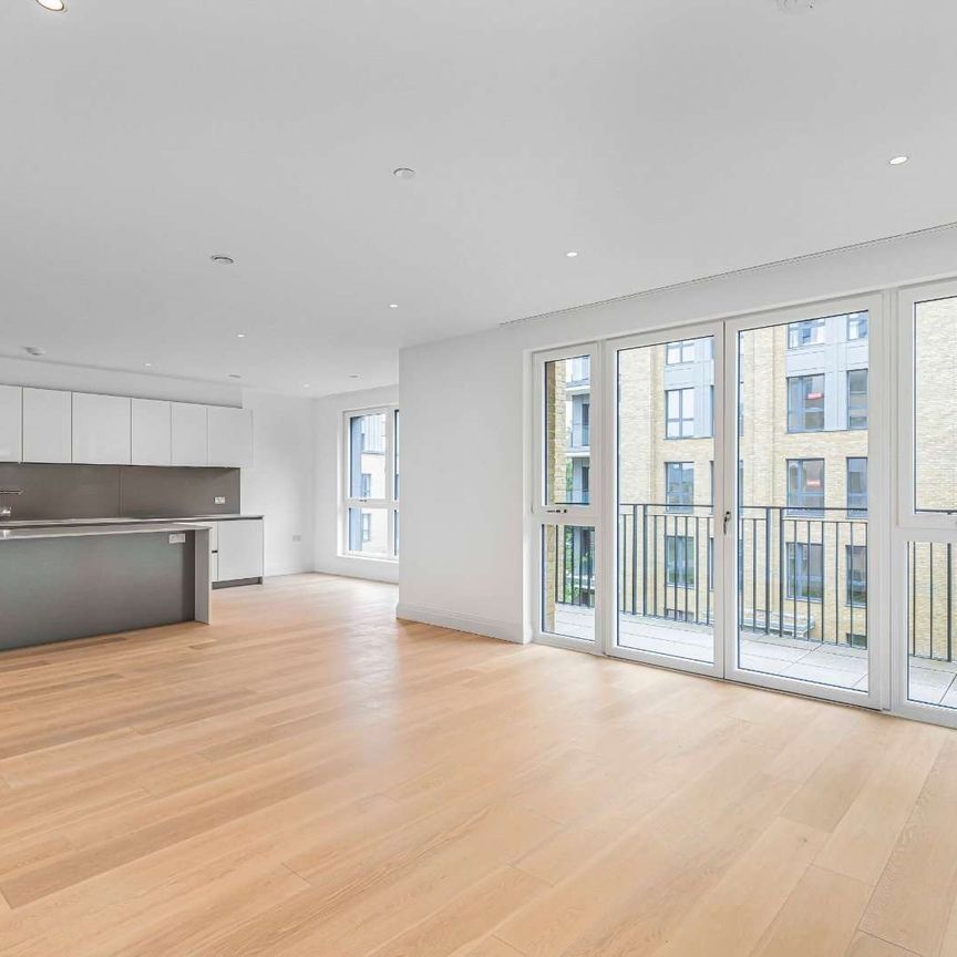 Immaculate three bedroom riverside apartment with balconies and underground parking - Photo 1