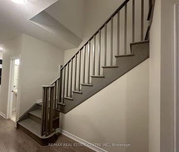 Townhouse For Lease | X8130120 - Photo 5