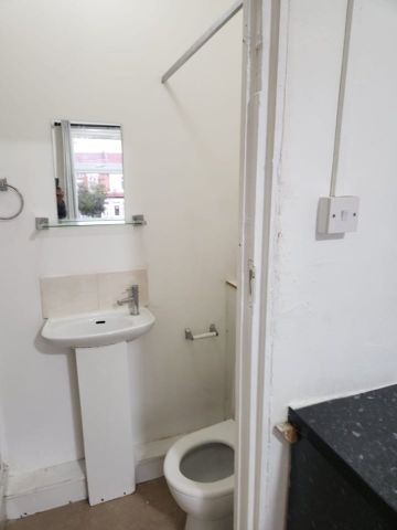 Studio Flat, Green Lane, IG3 - Photo 2