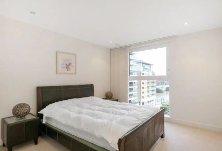 3 bedroom flat in The Boulevard - Photo 3