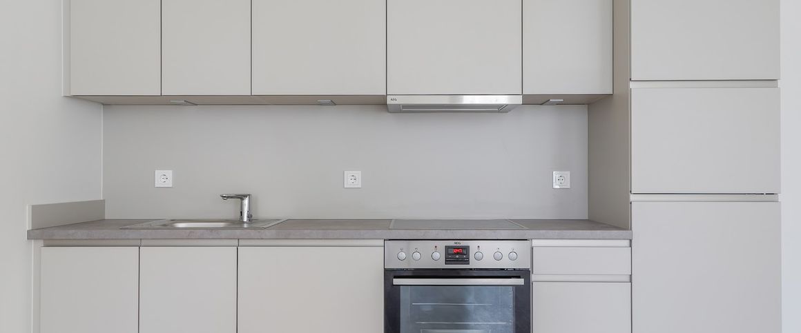 Lichtdurchflutetes Wohnambiente mit Loggia und moderner Einbauküche - Photo 1