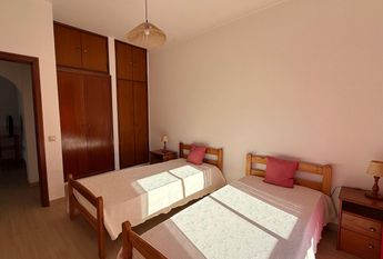 Excellent 1 bedroom flat with generous areas well located in Albufeira.