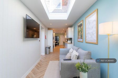 1 bedroom in a house share to rent - Photo 2