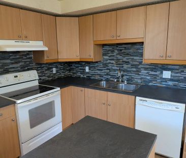 4Plex lower unit. 2 bedrooms with private in-suite laundry. — 2 Bed... - Photo 1