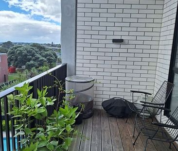 Sunny Apartment with Pool - Photo 6