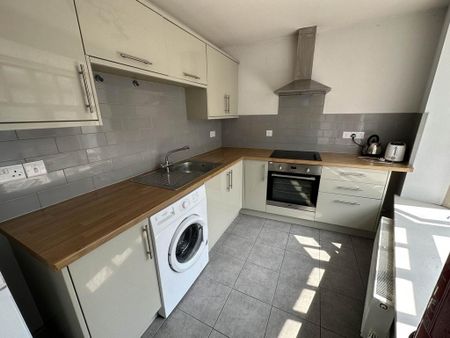 3 bedroom flat to rent - Photo 5