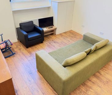 To Let 1 Bed Flat - Photo 4