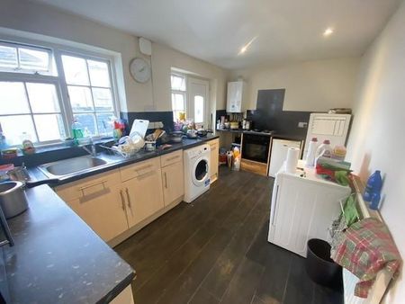 4 bedroom flat to rent - Photo 2