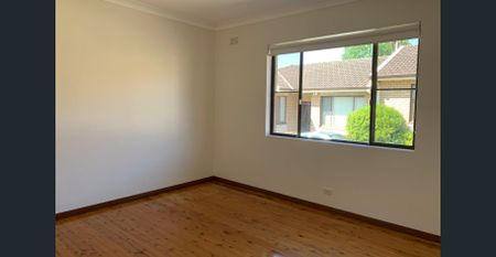 Spacious Two-Bedroom Villa with Lock-Up Garage - Photo 4