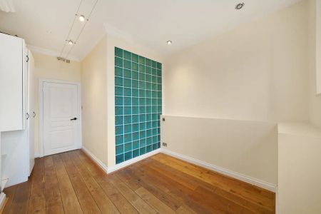 3 bedroom flat in St John's Wood Road - Photo 2