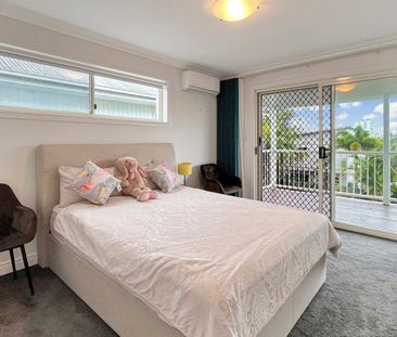 4 Bedroom, 2 bathroom + powders room. Delightful low-Maintenance Li... - Photo 6