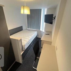 1 bedroom in a house share to rent - Photo 2