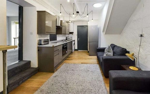 Spacious 5-Bed Hidden Gem in Central Hove Room 2 - Photo 1