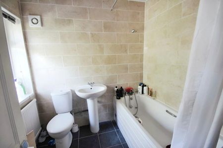 4 bedroom semi-detached house to rent - Photo 4