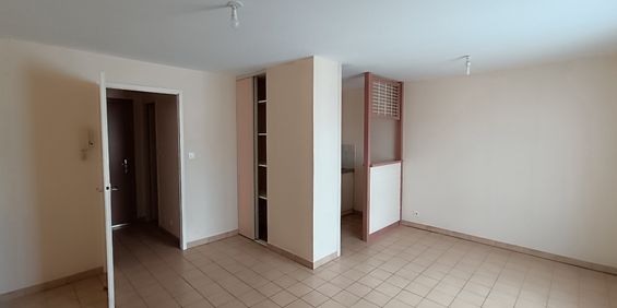 Location Appartement 1 pièce 26m² LA ROCHE SUR YON 85000 - Photo 3
