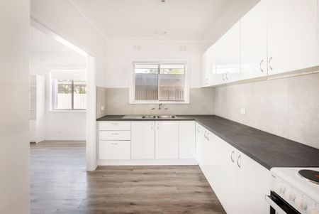 Modern Comfort & Exceptional Space in North Albury - 270 Kooba Street - Photo 3