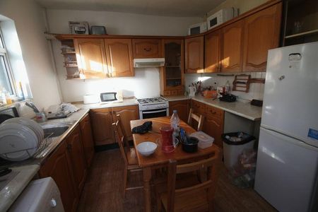 5 bedroom semi-detached house to rent - Photo 4