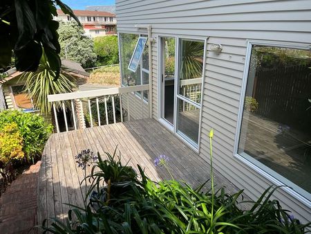 Spacious, sunny, secure two double bedroom flat - Photo 3