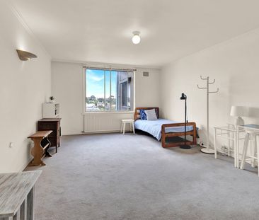 Partially furnished studio - water included - Photo 6