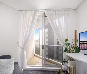 Elegant Two-Bedroom Apartment in a Premier City Location - Photo 3