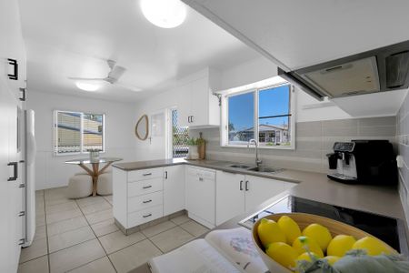 A Magnificent Family home so close to the beach - Photo 4