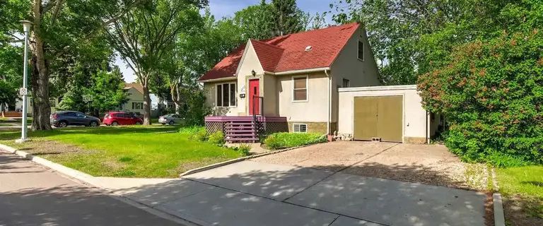 Entire 1400 S FT house in Parkallen, walking to U of A, LRT/Transit, PETS OK! | 7102 112 Street Northwest, Edmonton - Photo 1