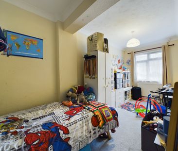 2 bed flat to rent in Boundary Road, Chatham, ME4 - Photo 3