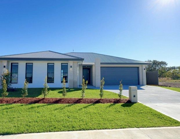 Stunning Four Bedroom House Waiting To Be Called Home - Photo 1