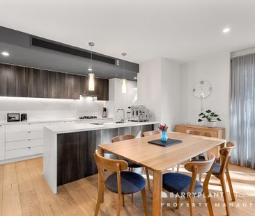 Spacious & Stylish 3-Bedroom Apartment with Leafy Outlook - Photo 3